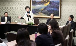 前副總統呂秀蓮 9 日特地召開記者會,邀請專家學者,依法論法,就法律與政治層面提出看法與呼籲。 (攝影/林敬原)