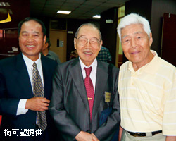 高齡94歲的梅可望(中),儼然就是演講主題「健康長壽之道」的最佳活廣告。