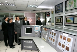 日本福島核能發電廠發生核災後,馬英九總統視察「核子事故中央災害應變中心」,並呼籲國人對台灣的核安要有信心。 (攝影記者聯誼會 提供)