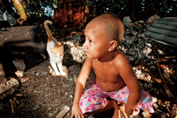 在以家族為中心的傳統下，吐瓦魯的孩子走到哪都能得親友的全心接納與照料，純真的大眼不懂什麼叫排斥與提防。(攝影／莊坤儒)