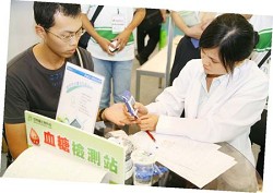 醫療照護一向是台灣女性就業的重要領域,政府應研擬如何擴大女性的參與及貢獻。 (攝影/林敬原)