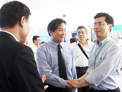 台南市第5 選區初選王定宇(中)擊敗李俊毅。李俊毅舉行記者會表示,王定宇發動黑函攻勢,導致他落敗。 (攝影/林敬原)