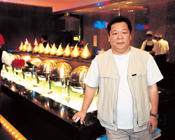 錢櫃KTV創辦人劉英,另創星聚點KTV,力圖以「美食+K歌」的新模式在市場上突圍。