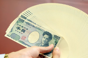 日圓今年強勁升值,升幅逾1 0 % , 逼得日本政府出面干預炒匯