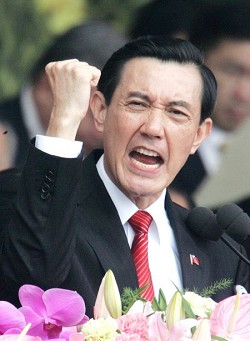 馬英九高喊改革,卻也「害」了國民黨榮譽主席連戰成為媒體指名的「肥高官」。(攝影/林敬原)