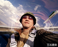 喜愛挑戰的王石,形容駕滑翔機是激情加上技術與汗水的體驗。