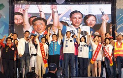去年5都選戰,在黨秘書長金溥聰的操盤下,國民黨選情一路低迷,最後靠選前一顆「神奇的子彈」,驚險保住3都。 (攝影/林敬原)