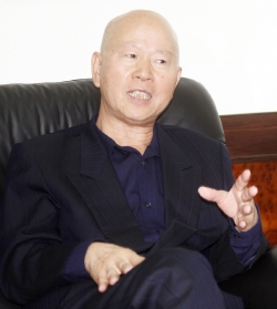 為了宣揚理念,民進黨前主席許信良3 月25 日也到黨中央登記,參加黨內總統提名初選。 (本刊資料)