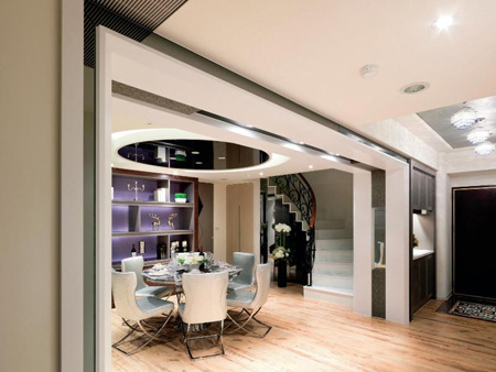 用灰鏡線條勾勒餐廳和客廳交界處，隱含空間界定與裝飾的作用。