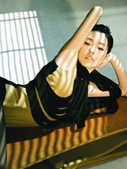 服裝圖說:拼接皮革膚色連身衣(MAISON MARTIN MARGIELA);立領扇形小斗蓬(YSL);白金鑲鑽戒指(ALL BY BVLGARI)。