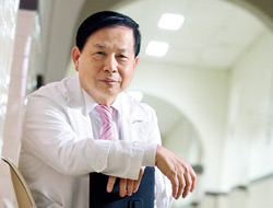 身為肝病權威的許金川,每天仍非常謙虛地不斷學習,他常掛在嘴邊的一句話是:「你們都是我的老師」。