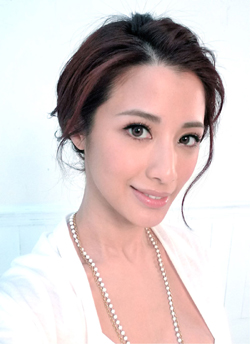 在VJ、主持人、戲劇領域皆表現亮眼的藝人李蒨蓉,曾出版多本暢銷美容工具書,對於美的狂熱,也讓她成為人氣Blog版主。