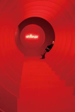 傢飾趨勢家Elizabeth Leriche以鮮紅色的隧道表現高壓的場景，從入口開始便讓人想走進去窺探高壓世界。(圖片提供／Maison&Objet)