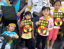 320 反核大遊行參加反核運動的小朋友,展現對核災的憂心。 (攝影/林敬原)