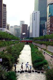 越過首爾清溪川的民眾(照片/紐約時報提供)