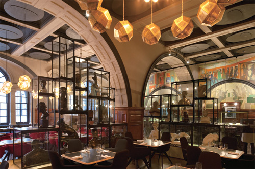 餐廳直接將英國皇家藝術學院的諸多收藏以玻璃櫥櫃展示在空間中。(圖片提供／Tom Dixon)