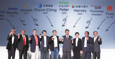 03HTC新機發表,宏達電大手筆造勢,國內外電信大廠均到場祝賀,場面相大盛大。