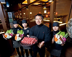 物超所值的食材與親切的服務，王振模(右二)帶領輕井澤在台中餐飲打下一片天。