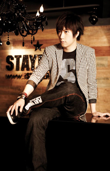 格子西裝外套(Stephane Dou)、S標誌T-shirt、牛仔長褲、手環(Stayreal)