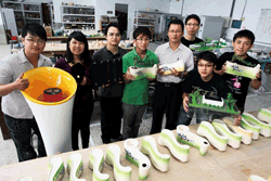 詹添印（右4）及其團隊與他們研發的各式智慧型植栽盆。(攝影／林格立) 