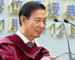 李兆基雖然只有小學畢業,但他20年來的事業成就,讓他獲得了十多所大學頒發的博士、院士學位。