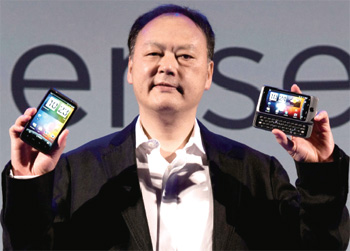 宏達電欲與蘋果一爭長短,考驗著周永明的經營智慧。