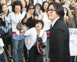 敬業、沒架子,裴勇俊贏得日本粉絲的全心支持。