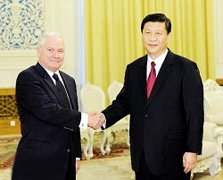 接任中央軍委副主席的習近平在北京會見美國國防部長蓋茲。也確定了習近平為解放軍的代言人。 (翻攝自網站)