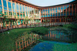 在這座鑽石級的綠建築裡，蘊藏了1,700多種、3萬株台灣植物，堪稱是台灣地貌的縮影。(攝影／莊坤儒)